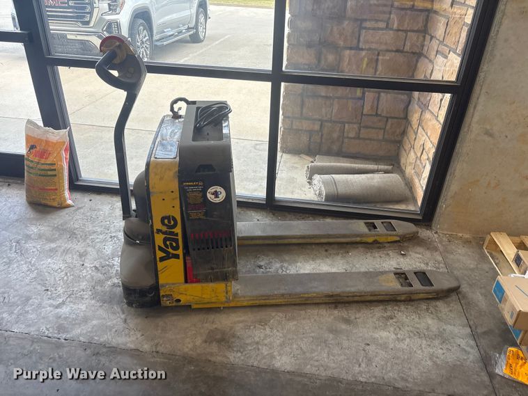 image for item EV2896 Yale MPB040-EN24T2748 pallet jack