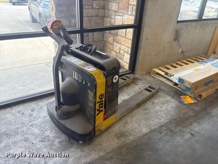 image for item EV2896 Yale MPB040-EN24T2748 pallet jack