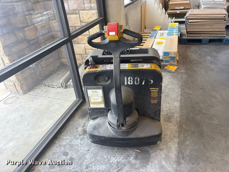image for item EV2896 Yale MPB040-EN24T2748 pallet jack