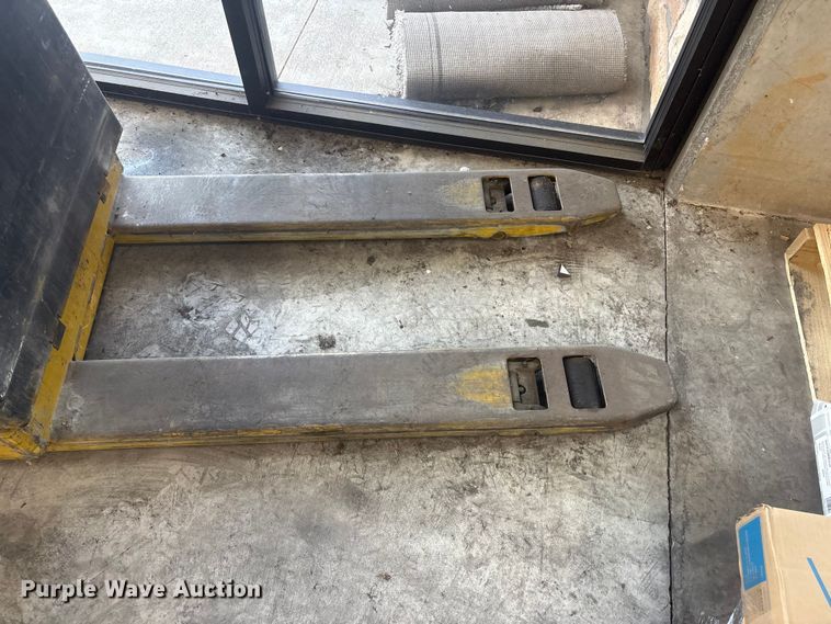 image for item EV2896 Yale MPB040-EN24T2748 pallet jack