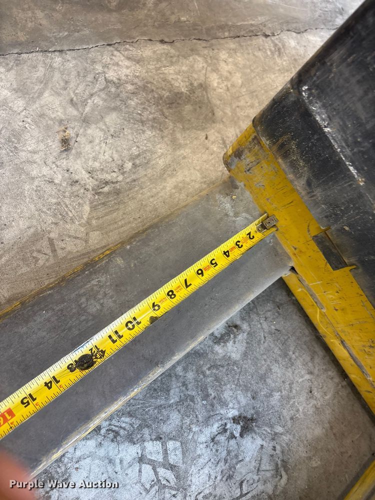 image for item EV2896 Yale MPB040-EN24T2748 pallet jack