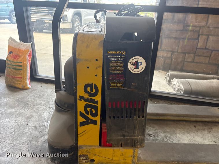 image for item EV2896 Yale MPB040-EN24T2748 pallet jack