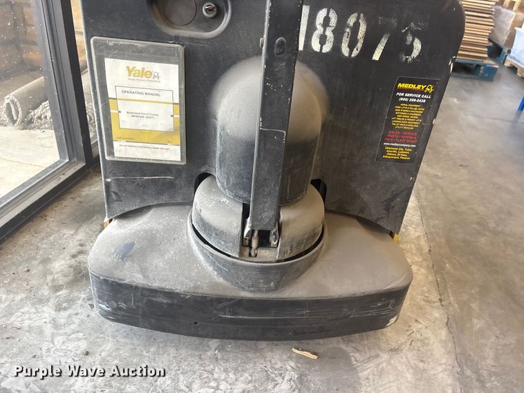 image for item EV2896 Yale MPB040-EN24T2748 pallet jack