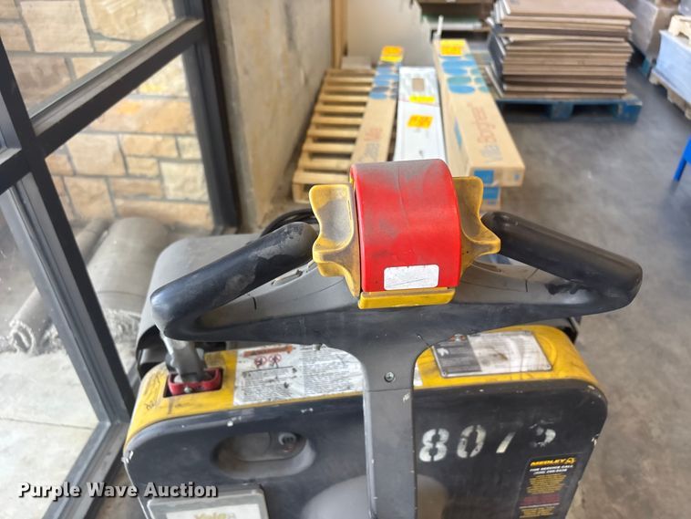 image for item EV2896 Yale MPB040-EN24T2748 pallet jack