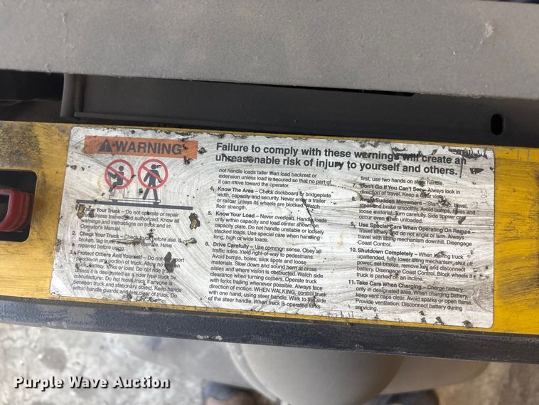 image for item EV2896 Yale MPB040-EN24T2748 pallet jack