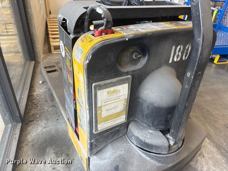 image for item EV2896 Yale MPB040-EN24T2748 pallet jack