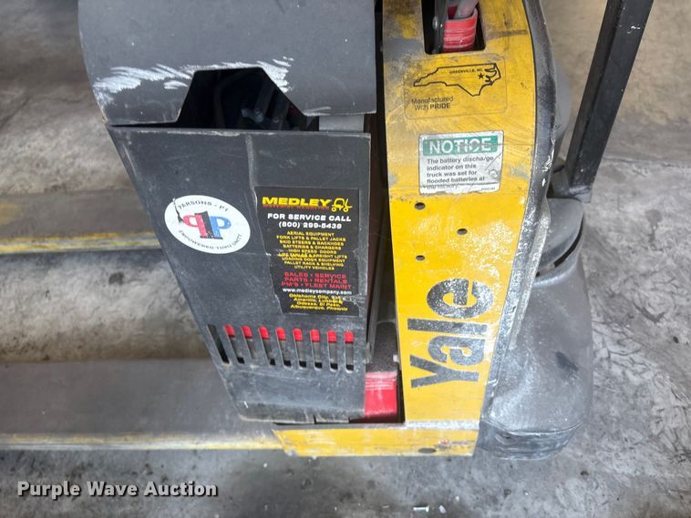 image for item EV2896 Yale MPB040-EN24T2748 pallet jack