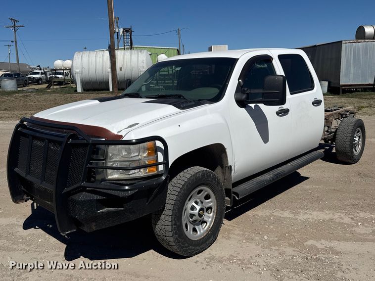 image for item FB0960 2013 Chevrolet Silverado 3500HD Crew Cab pickup truck cab and chassis