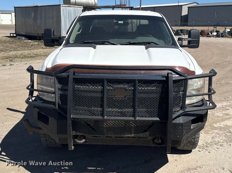 image for item FB0960 2013 Chevrolet Silverado 3500HD Crew Cab pickup truck cab and chassis