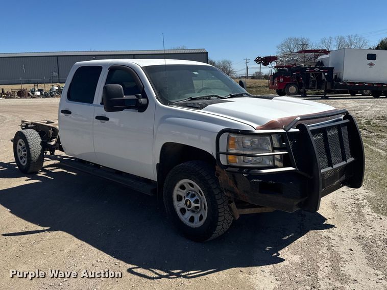 image for item FB0960 2013 Chevrolet Silverado 3500HD Crew Cab pickup truck cab and chassis