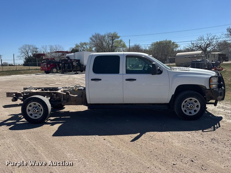 image for item FB0960 2013 Chevrolet Silverado 3500HD Crew Cab pickup truck cab and chassis