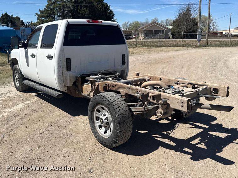 image for item FB0960 2013 Chevrolet Silverado 3500HD Crew Cab pickup truck cab and chassis