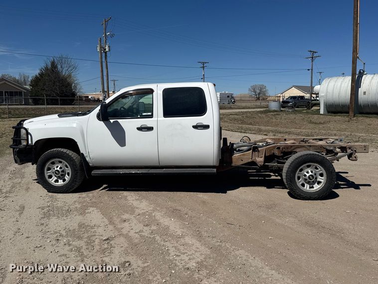 image for item FB0960 2013 Chevrolet Silverado 3500HD Crew Cab pickup truck cab and chassis