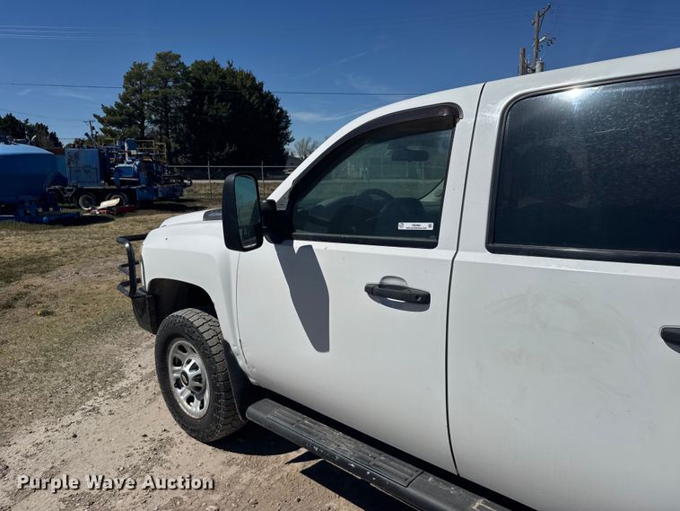 image for item FB0960 2013 Chevrolet Silverado 3500HD Crew Cab pickup truck cab and chassis