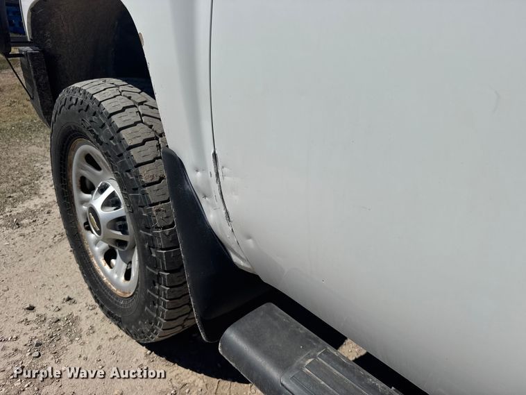 image for item FB0960 2013 Chevrolet Silverado 3500HD Crew Cab pickup truck cab and chassis