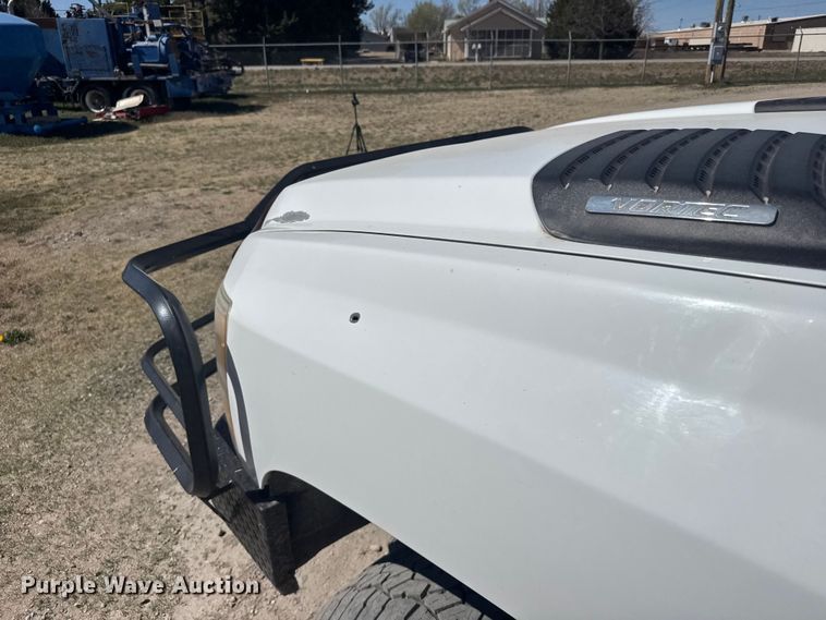 image for item FB0960 2013 Chevrolet Silverado 3500HD Crew Cab pickup truck cab and chassis