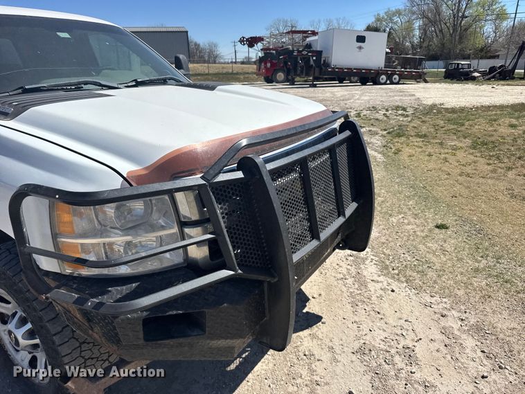 image for item FB0960 2013 Chevrolet Silverado 3500HD Crew Cab pickup truck cab and chassis