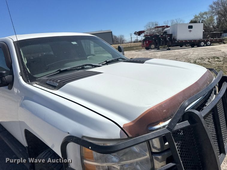 image for item FB0960 2013 Chevrolet Silverado 3500HD Crew Cab pickup truck cab and chassis