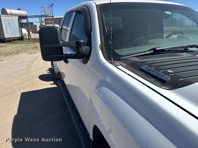 image for item FB0960 2013 Chevrolet Silverado 3500HD Crew Cab pickup truck cab and chassis