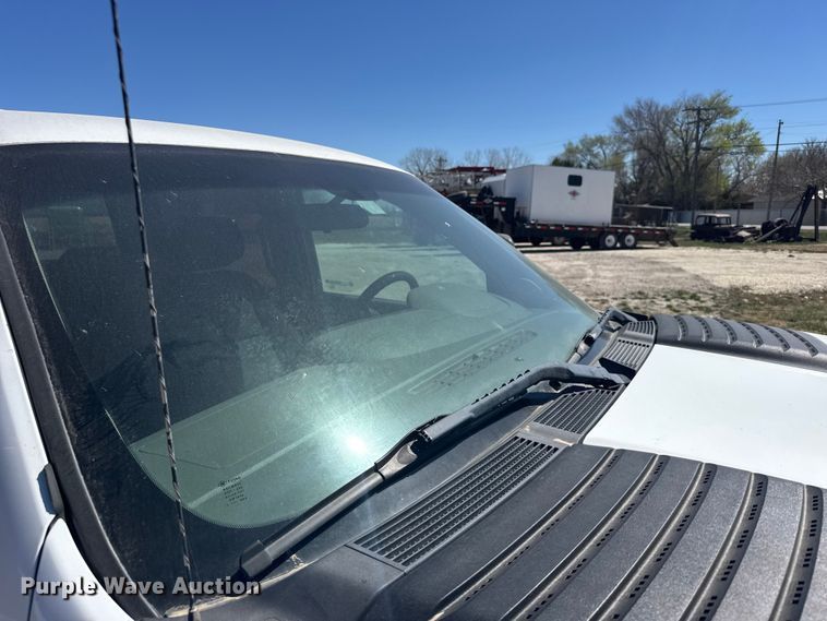 image for item FB0960 2013 Chevrolet Silverado 3500HD Crew Cab pickup truck cab and chassis