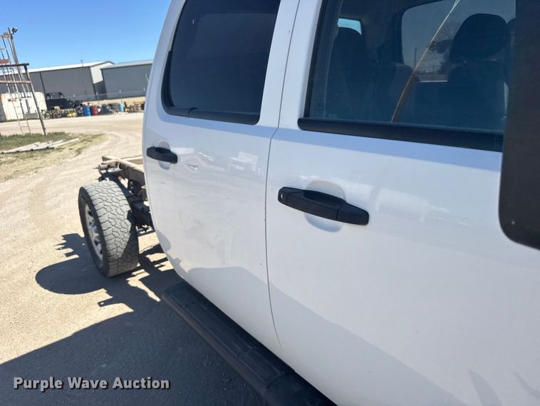 image for item FB0960 2013 Chevrolet Silverado 3500HD Crew Cab pickup truck cab and chassis