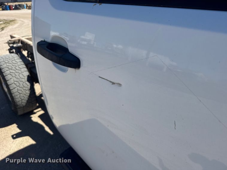 image for item FB0960 2013 Chevrolet Silverado 3500HD Crew Cab pickup truck cab and chassis