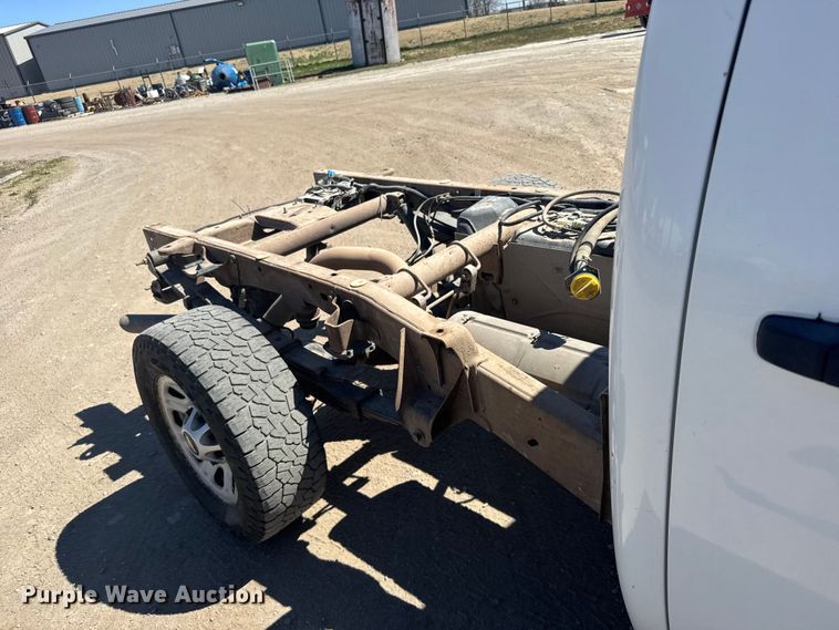 image for item FB0960 2013 Chevrolet Silverado 3500HD Crew Cab pickup truck cab and chassis