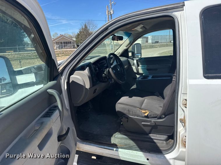 image for item FB0960 2013 Chevrolet Silverado 3500HD Crew Cab pickup truck cab and chassis