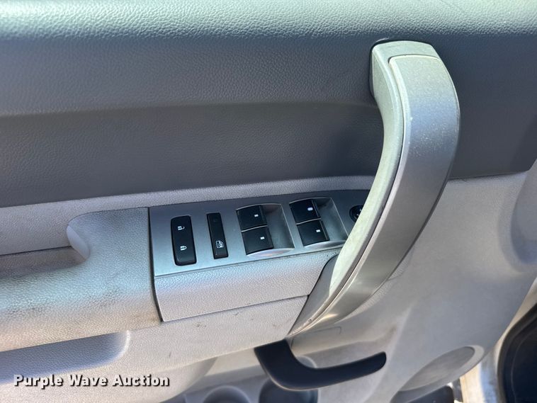 image for item FB0960 2013 Chevrolet Silverado 3500HD Crew Cab pickup truck cab and chassis