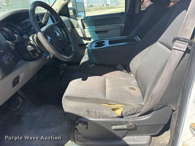 image for item FB0960 2013 Chevrolet Silverado 3500HD Crew Cab pickup truck cab and chassis