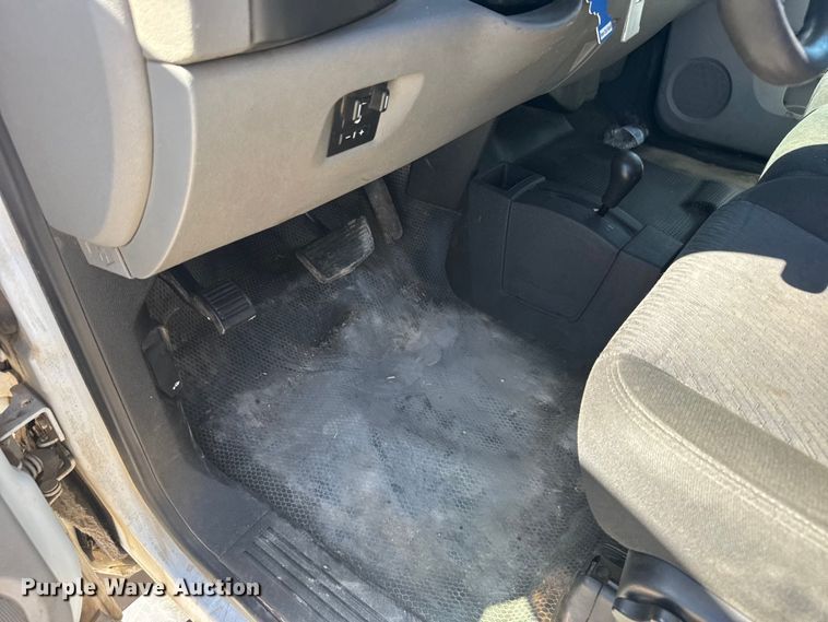 image for item FB0960 2013 Chevrolet Silverado 3500HD Crew Cab pickup truck cab and chassis