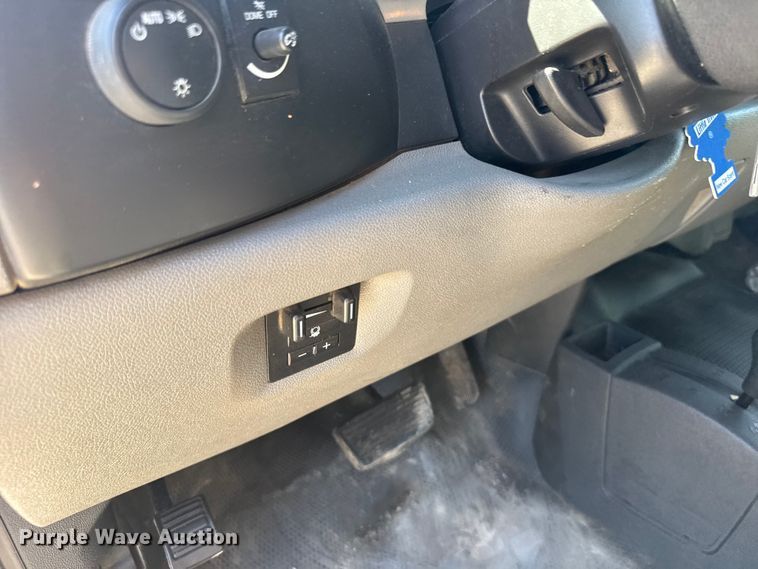 image for item FB0960 2013 Chevrolet Silverado 3500HD Crew Cab pickup truck cab and chassis