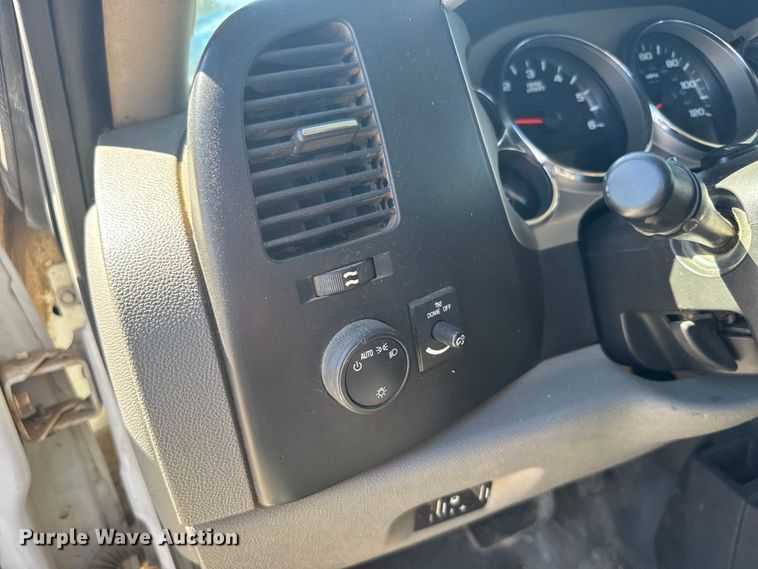 image for item FB0960 2013 Chevrolet Silverado 3500HD Crew Cab pickup truck cab and chassis