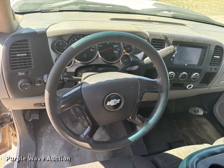 image for item FB0960 2013 Chevrolet Silverado 3500HD Crew Cab pickup truck cab and chassis