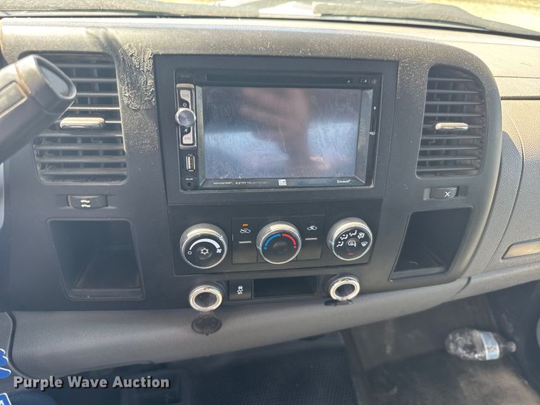 image for item FB0960 2013 Chevrolet Silverado 3500HD Crew Cab pickup truck cab and chassis