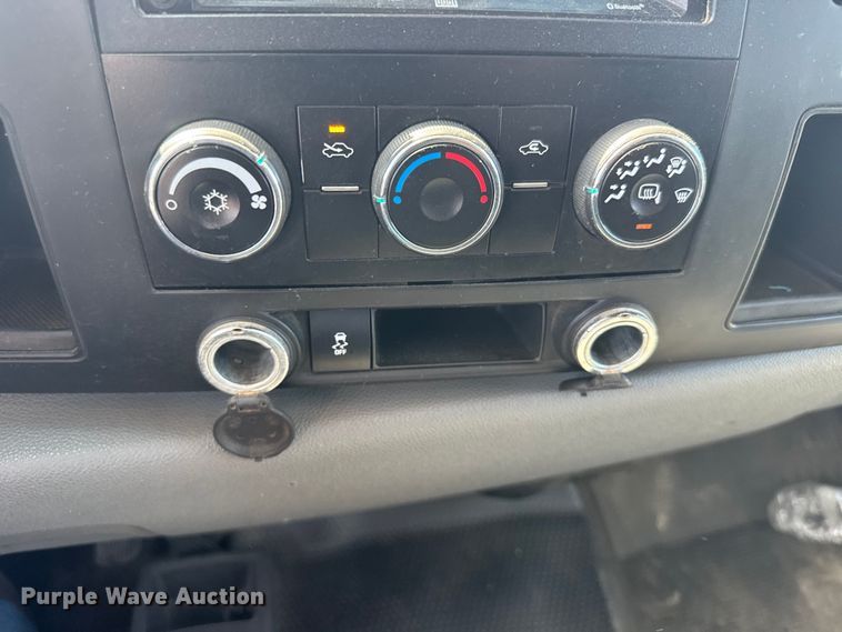 image for item FB0960 2013 Chevrolet Silverado 3500HD Crew Cab pickup truck cab and chassis