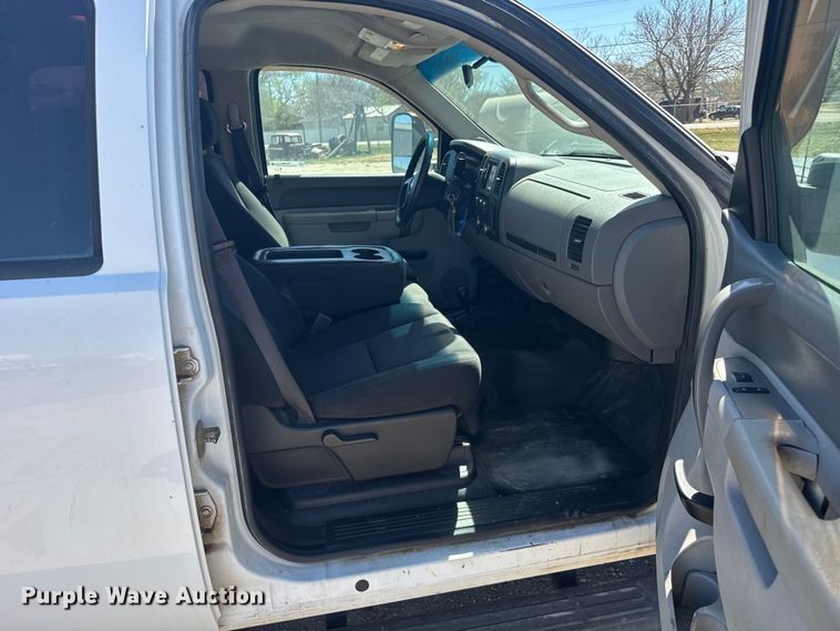 image for item FB0960 2013 Chevrolet Silverado 3500HD Crew Cab pickup truck cab and chassis