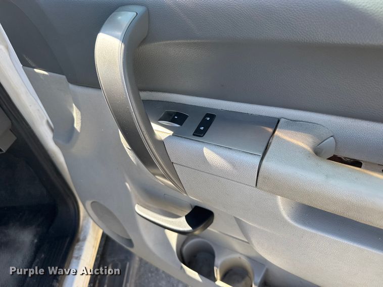 image for item FB0960 2013 Chevrolet Silverado 3500HD Crew Cab pickup truck cab and chassis