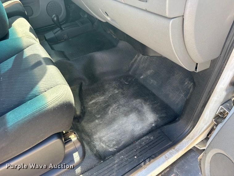 image for item FB0960 2013 Chevrolet Silverado 3500HD Crew Cab pickup truck cab and chassis