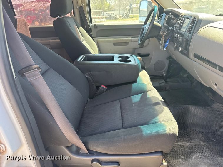 image for item FB0960 2013 Chevrolet Silverado 3500HD Crew Cab pickup truck cab and chassis