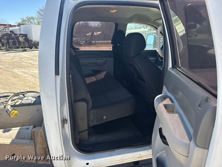 image for item FB0960 2013 Chevrolet Silverado 3500HD Crew Cab pickup truck cab and chassis