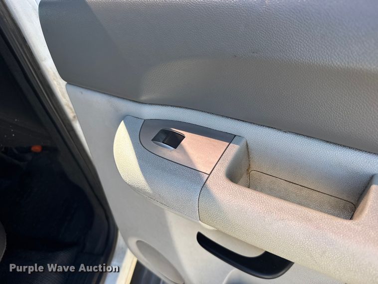 image for item FB0960 2013 Chevrolet Silverado 3500HD Crew Cab pickup truck cab and chassis