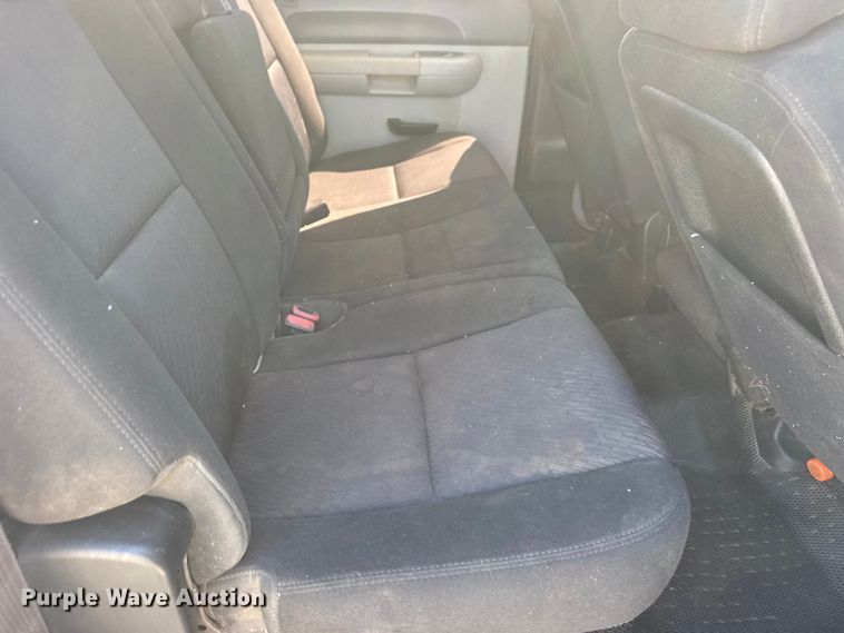 image for item FB0960 2013 Chevrolet Silverado 3500HD Crew Cab pickup truck cab and chassis