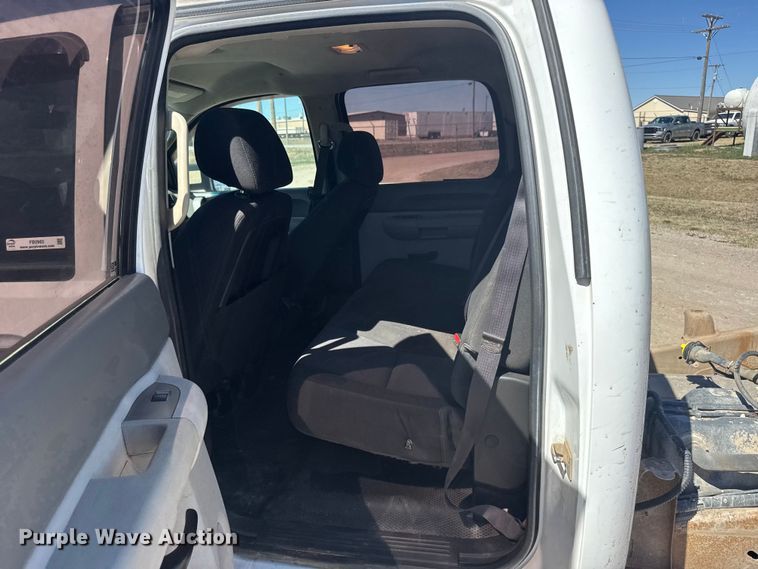 image for item FB0960 2013 Chevrolet Silverado 3500HD Crew Cab pickup truck cab and chassis