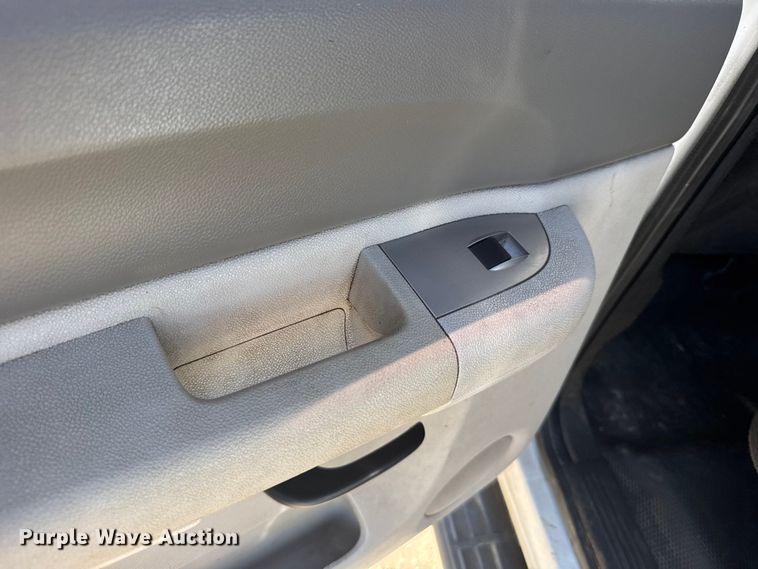 image for item FB0960 2013 Chevrolet Silverado 3500HD Crew Cab pickup truck cab and chassis