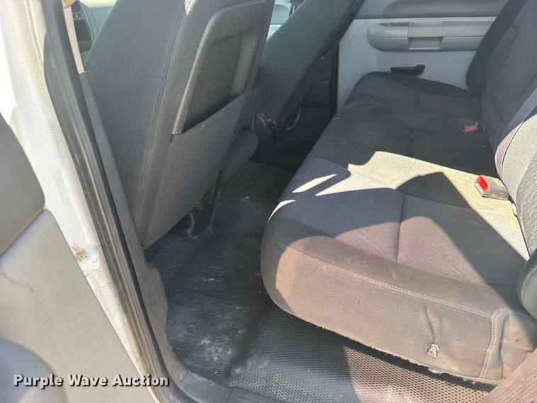 image for item FB0960 2013 Chevrolet Silverado 3500HD Crew Cab pickup truck cab and chassis