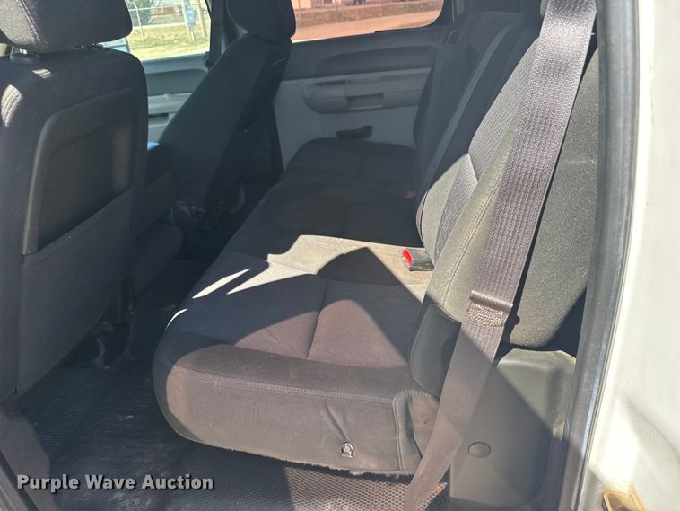 image for item FB0960 2013 Chevrolet Silverado 3500HD Crew Cab pickup truck cab and chassis