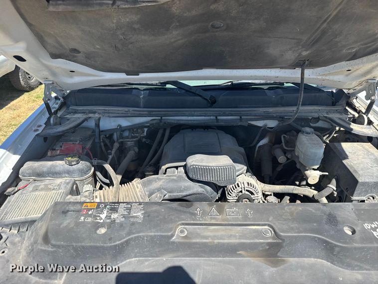 image for item FB0960 2013 Chevrolet Silverado 3500HD Crew Cab pickup truck cab and chassis