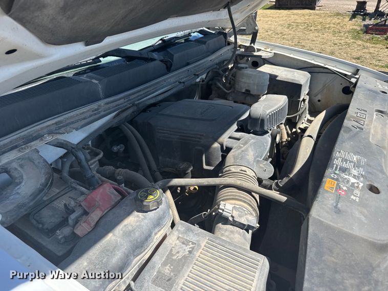 image for item FB0960 2013 Chevrolet Silverado 3500HD Crew Cab pickup truck cab and chassis