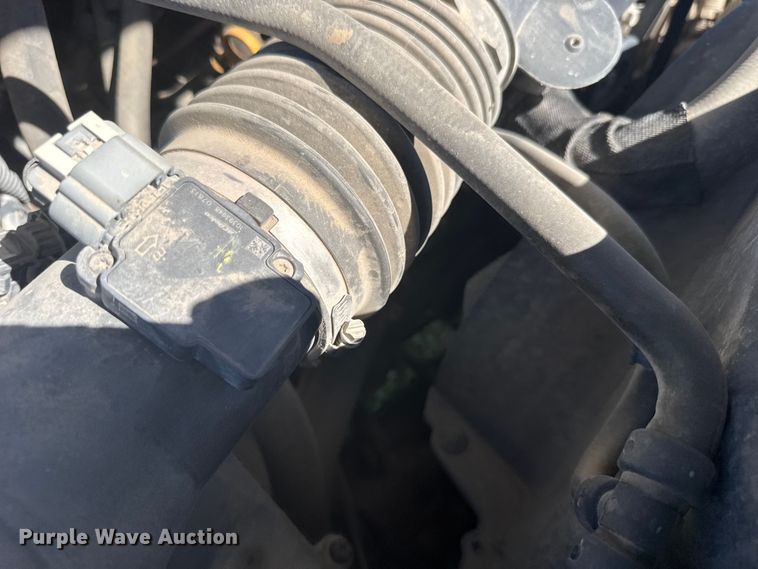 image for item FB0960 2013 Chevrolet Silverado 3500HD Crew Cab pickup truck cab and chassis